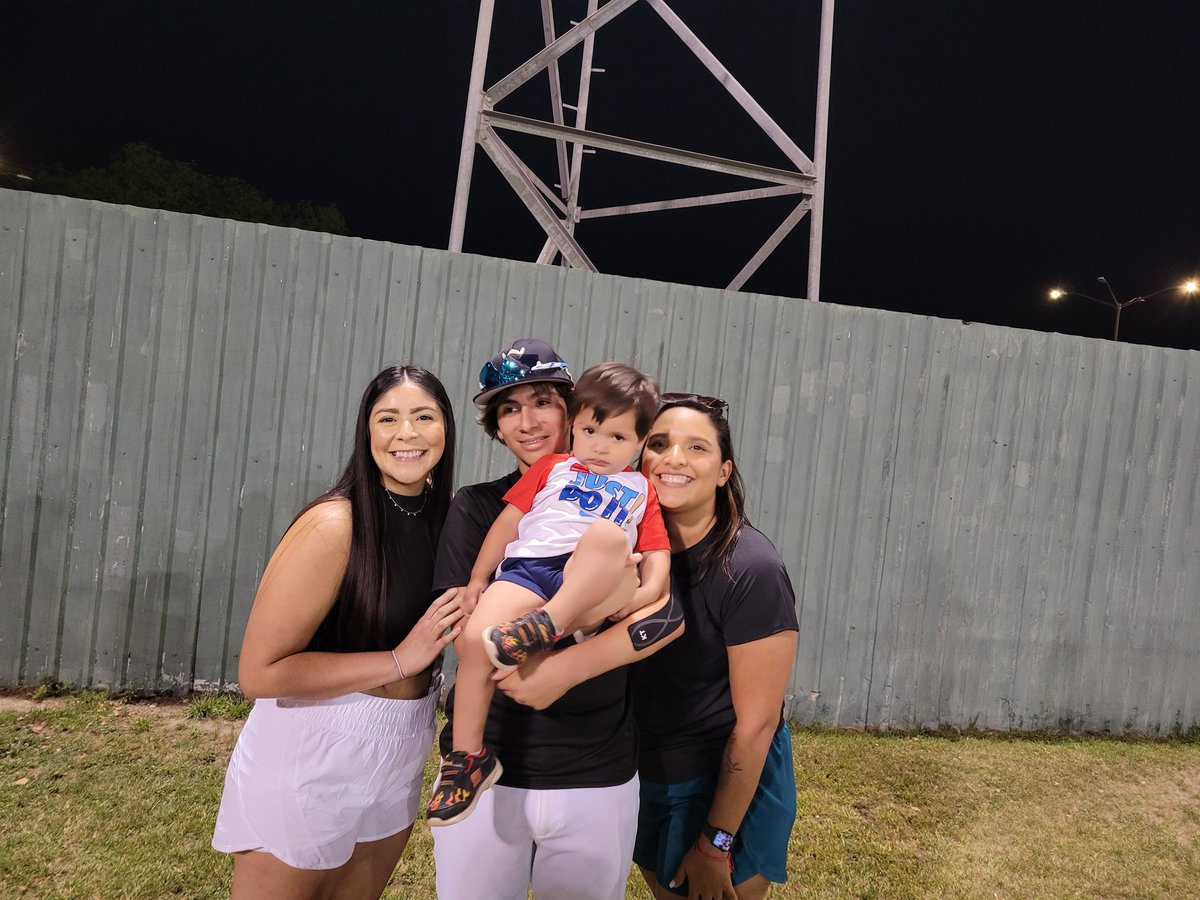 Carter6972Tx's tweet photo. Paxton's first middle school baseball game!  His support team! #Family❤️ #Matadors https://t.co/mS4Y6Z2R1i