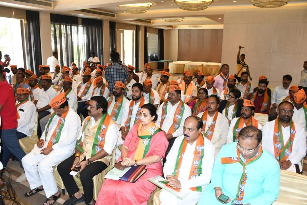 MahanteshKudac3's tweet photo. ಭಾರತೀಯ ಜನತಾ ಪಾರ್ಟಿ ಬೆಳಗಾವಿ ವಿಭಾಗದ 18 ಮತಕ್ಷೇತ್ರದ ಡಿಜಿಟಲ್ ಕಾರ್ಯಕರ್ತರ ಸಮ್ಮೇಳನದಲ್ಲಿ ಭಾಗವಹಿಸಿದ ಸಂದರ್ಭ.ಈ ಸಂದರ್ಭದಲ್ಲಿ ಬಿಜೆಪಿ ರಾಷ್ಟ್ರೀಯ ಸಂಘಟನಾ ಪ್ರಧಾನ ಕಾರ್ಯದರ್ಶಿಗಳಾದ @blsanthosh  ಜೀ, ಭಾಗವಹಿಸಿದ್ದರು https://t.co/ZqqR0adjTZ
