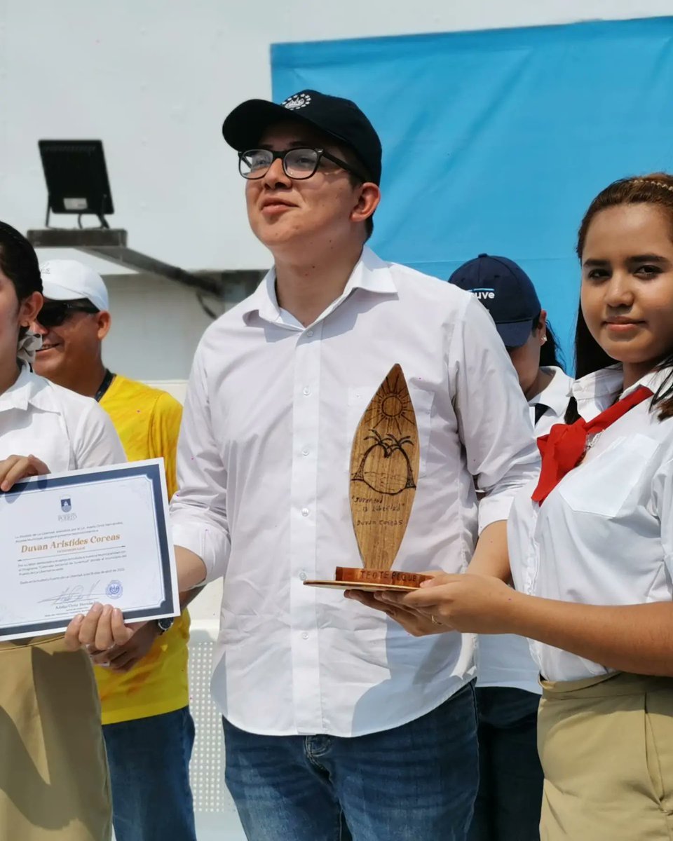 TCnelMariotobar's tweet photo. ¡Primera Cabina Móvil de Juventud en La Libertad! 🧍‍♂️🧍‍♀️

Nuestro Alcalde Jose Mario Tobar   y los alumnos del Instituto Nacional de Teotepeque (INTEO) compartieron en una mañana llena de energía, información, y motivación, juntos con más jovenes de diferentes instituciónes https://t.co/0UG0UAxb93