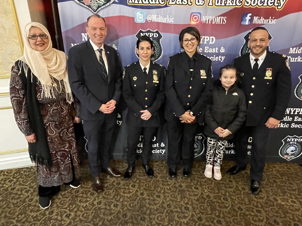 NYCPBA's tweet photo. Honored to support @MidTurkic for our 3rd Annual Interfaith Community Iftar to close out #Ramadan. This event is a reminder that cops *are* the community — many who broke the fast with us in vests & duty belts then headed back out to continue protecting our city. #WeNeedPolice https://t.co/dr3UyDbTpF