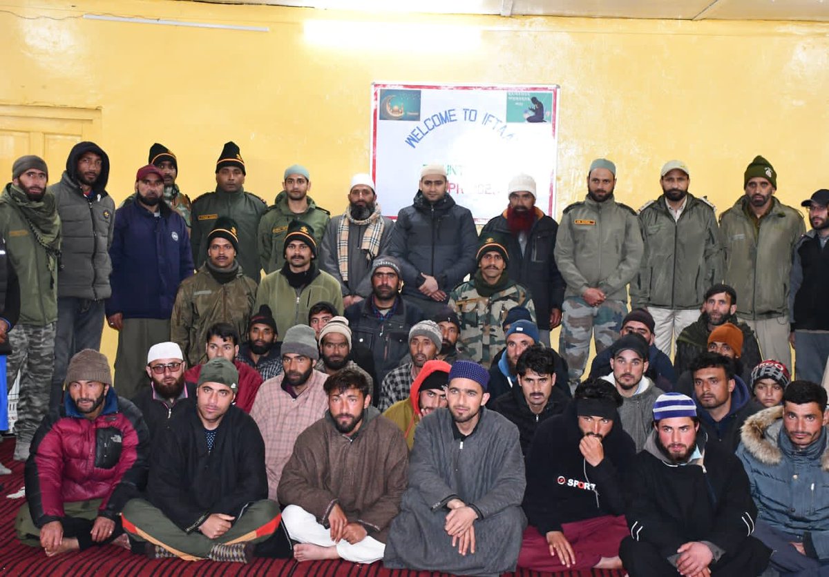IshfaqMir_'s tweet photo. The Holy Month of #Ramzan is about to reach a conclusion, #IndianArmy organized a Daawat-E-Iftaar at Chuntiwari, #Kupwara to extend outreach &amp; brotherhood among the #locals.

#Kashmir #RamadanMubarak #Ramadan2023 #Eid2023 https://t.co/sp37SonDlN
