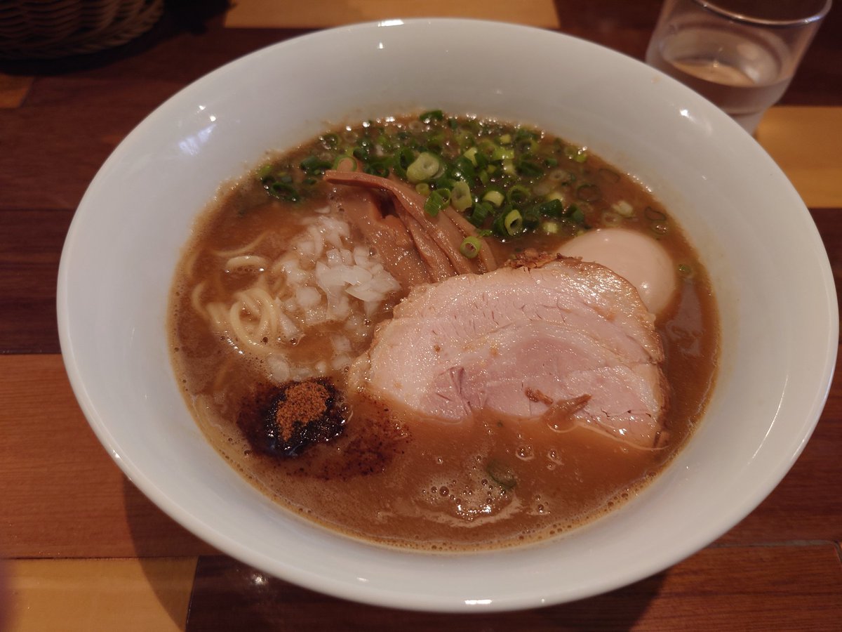toramaru09jpG's tweet photo. らーめん佳（よし）
・あじ玉らーめん
変わらず私の中でナンバーワンを誇っているラーメン。
カウンター7名のみ、駐車場は3台あります。地下鉄からも近いので、行きやすいと思います。
食べたことない人には必ず勧めている。
濃い目が好きな方は必ずハマる!
#佳 #らーめん佳 https://t.co/Xig1L04NR1