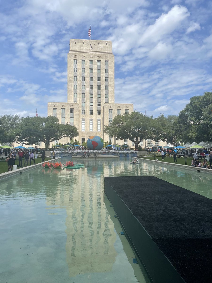 IAmMaryBenton's tweet photo. #EarthDayHTX is a wrap! 🌍 Thanks to Mayor @SylvesterTurner, city workers &amp; sponsors who poured their hearts into telling the city’s resilience &amp; sustainability story through a speakers series, demonstrations, exhibits &amp; even a fashion show with recycled and redesigned clothing. https://t.co/fU2CZ4R7Dq