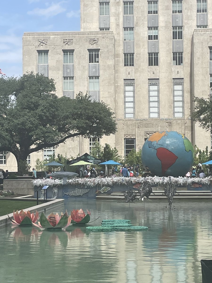 IAmMaryBenton's tweet photo. #EarthDayHTX is a wrap! 🌍 Thanks to Mayor @SylvesterTurner, city workers &amp; sponsors who poured their hearts into telling the city’s resilience &amp; sustainability story through a speakers series, demonstrations, exhibits &amp; even a fashion show with recycled and redesigned clothing. https://t.co/fU2CZ4R7Dq