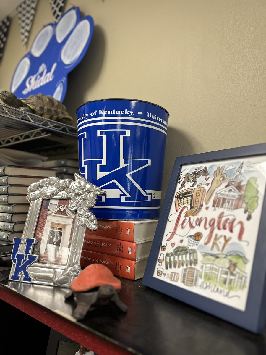 @UKCollegeofEd My classroom displays my alumni pride! #OneDayforUK