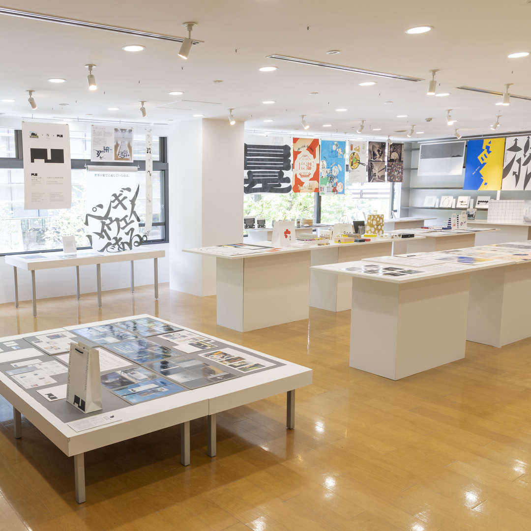 takeopaper's tweet photo. 【見本帖本店展示】
「#日本タイポグラフィ年鑑2023作品展」が開幕！
日本タイポグラフィ協会が国内外から募集し、1,932点の応募作品の中から選出した上位作品を一挙に展示。タイポグラフィデザインの「今」をお楽しみいただける恒例企画です。ぜひご覧ください。https://t.co/jIrHknfWpY https://t.co/mTcleELLLu
