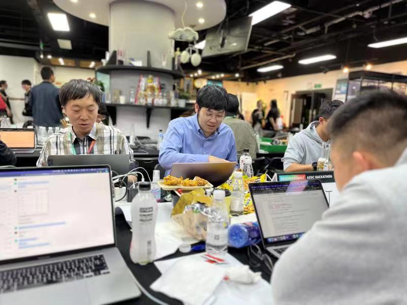 上周末参加了AI Hackathon，和4位小伙伴一起共同奋战两天，用不到48小时从0到1打造了一个AI辅助的财经信息智能阅读工具。已经很多年没有试过通宵的打造一个产品了，感觉又回到了大学时代。在现场看到那么多投入AI项目的连续创业者、开发者，已经有很多年没有看到过这样的互联网创业氛围了