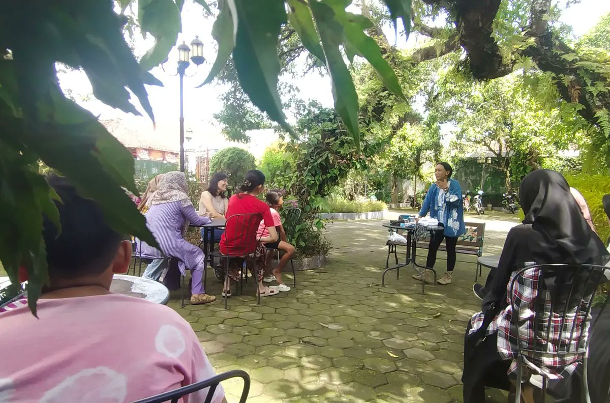 roemahMT's tweet photo. Kak Diany di kelas shibori, Kak Titien yang ahli di dapur, dan Kak Jose yang sharing di kelas psikologi. Meskipun cuaca saat ramadhan cukup panas tapi tidak mengurungkan niat para peserta untuk turut berpartisipasi. https://t.co/zArjSWk3tl