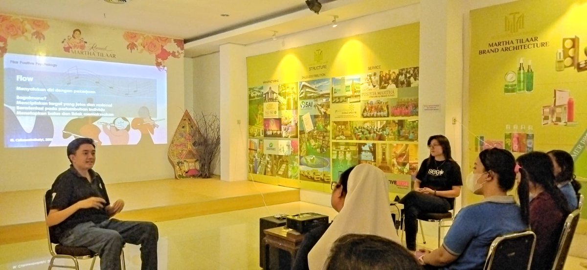 roemahMT's tweet photo. Kak Diany di kelas shibori, Kak Titien yang ahli di dapur, dan Kak Jose yang sharing di kelas psikologi. Meskipun cuaca saat ramadhan cukup panas tapi tidak mengurungkan niat para peserta untuk turut berpartisipasi. https://t.co/zArjSWk3tl
