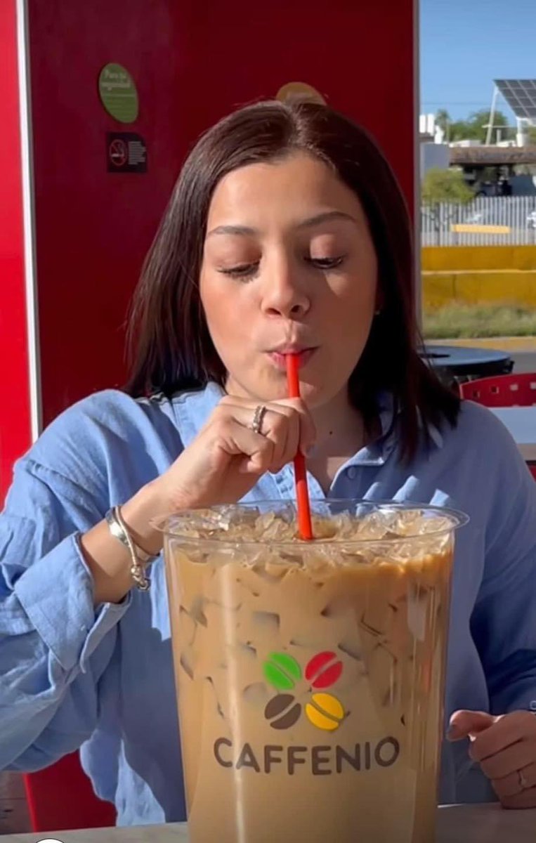 4ip4d3's tweet photo. yo: solo me tomó un cafecito y ya

el café: https://t.co/RnzzAOryQO