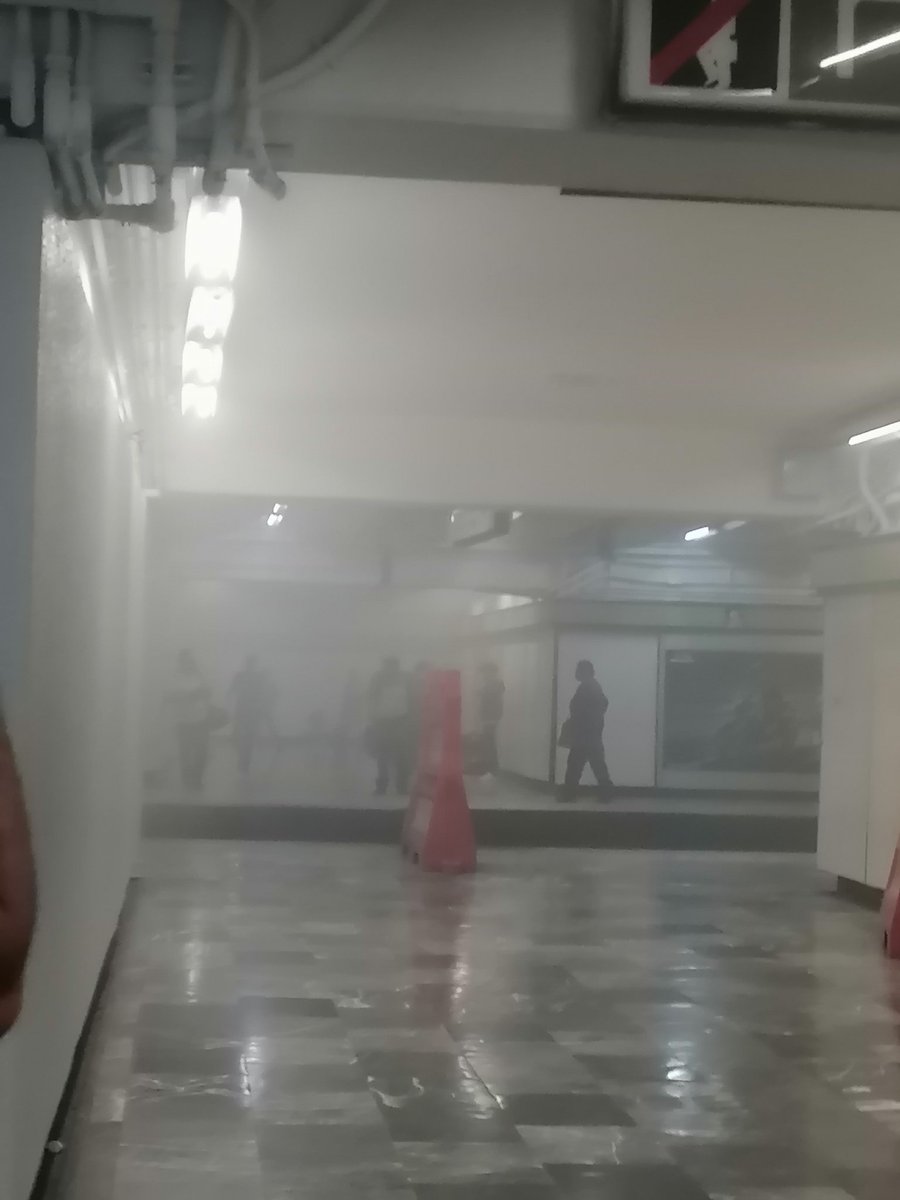 gxss93's tweet photo. @MetroCDMX eey, pero en Linea 3, estación La Raza estaba llena de humo. Ya pasó más de una hora de este suceso y no dicen absolutamente nada. 🤨 https://t.co/hDS76fXazG