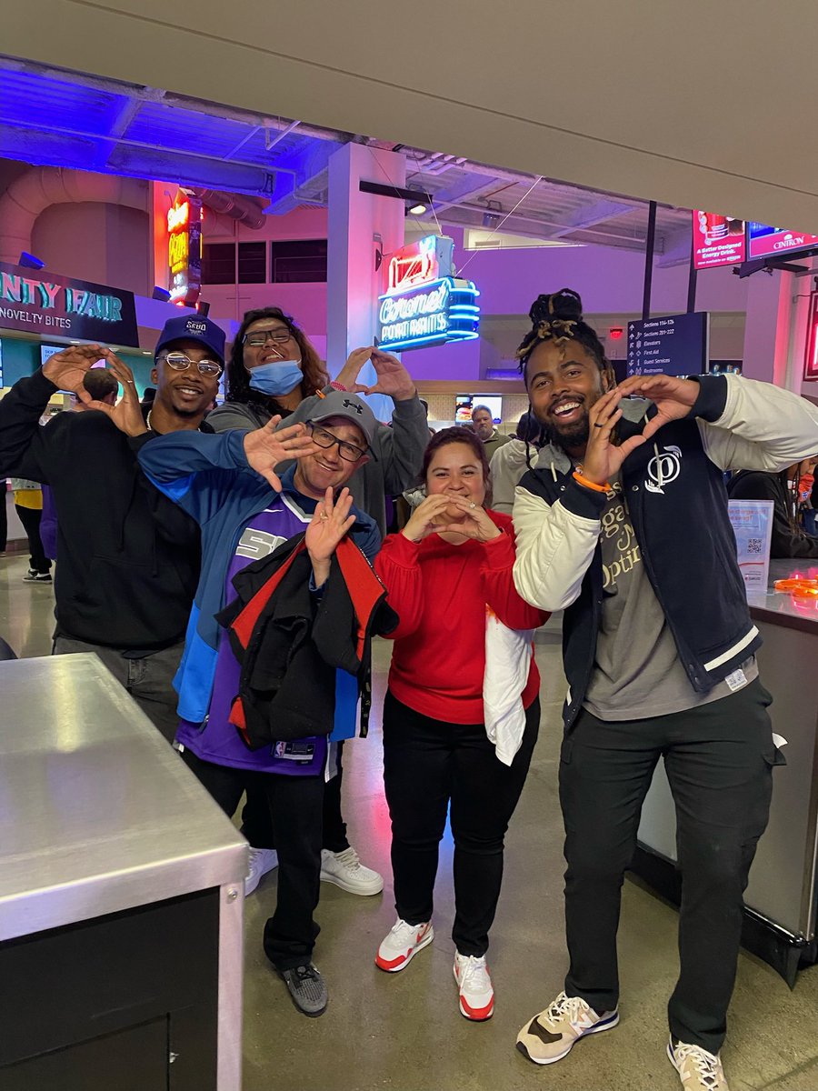 ProjOptimism's tweet image. Our very own P.O. beam team was in the building for the @sacramentokings last home game of the regular season. We are blessed and thankful to be apart of the @Kings_Community starting five.

#projectoptimism #sacramentokings #lightthebeam #kingscommunity #startingfive #mentoring