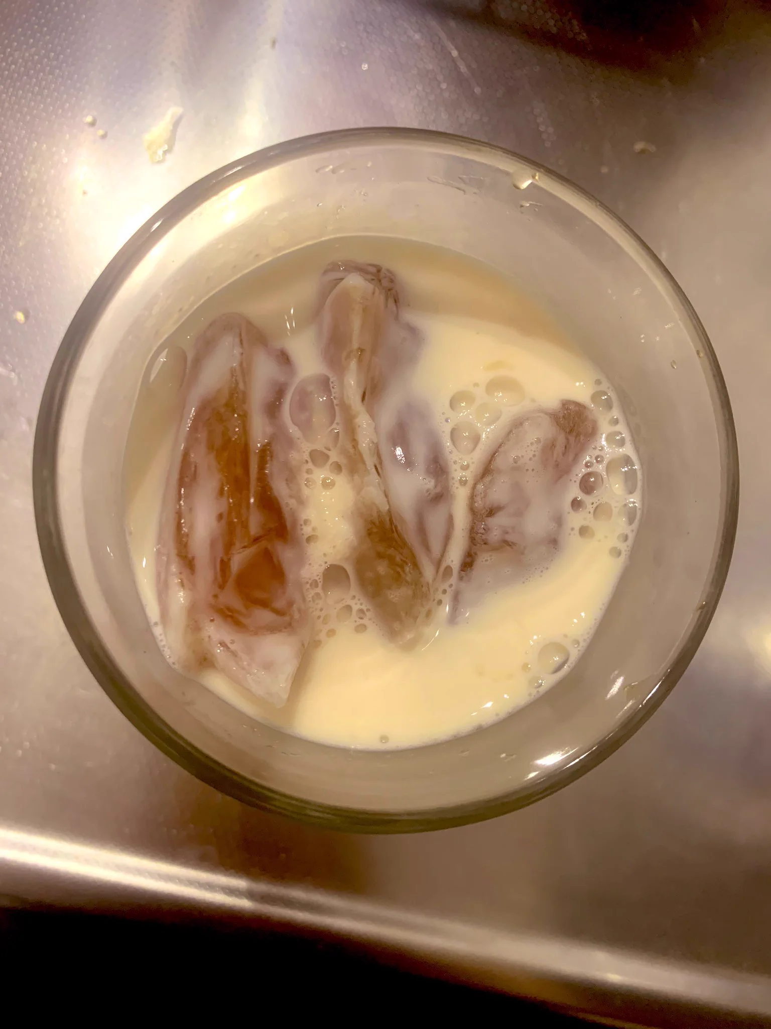 暑い季節に飲むと最高に美味しい！紅茶を凍らせて作る『アイスミルクティー』