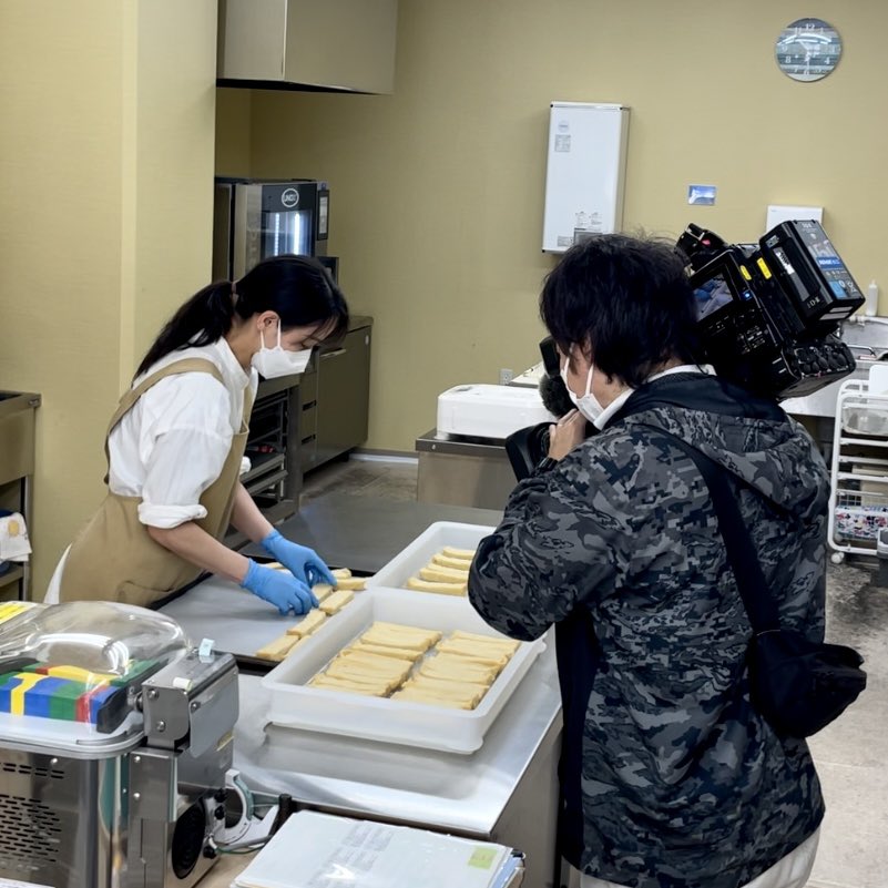 本日新発売『SDGSなクリームサンドフレンチトースト』
早速テレビ局さんが取材に来てくれました🎥
NHKさんと日本海テレビさんで、
今日の夕方放映されます📺
地元の皆さま、ぜひご覧ください😉