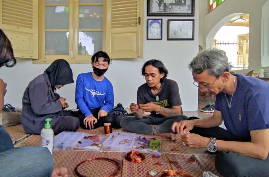 roemahMT's tweet photo. Seru nya Kelas Berbagi 2023 bersama ke 6 pengisi materi kali ini. Kak Hasan dengan Kelas wirestone, Kak Rina berbagi tips bercerita kepada anak-anak, Kak Adit yang konsisten di pelatihan kerajinan, https://t.co/wvEl9uwj36