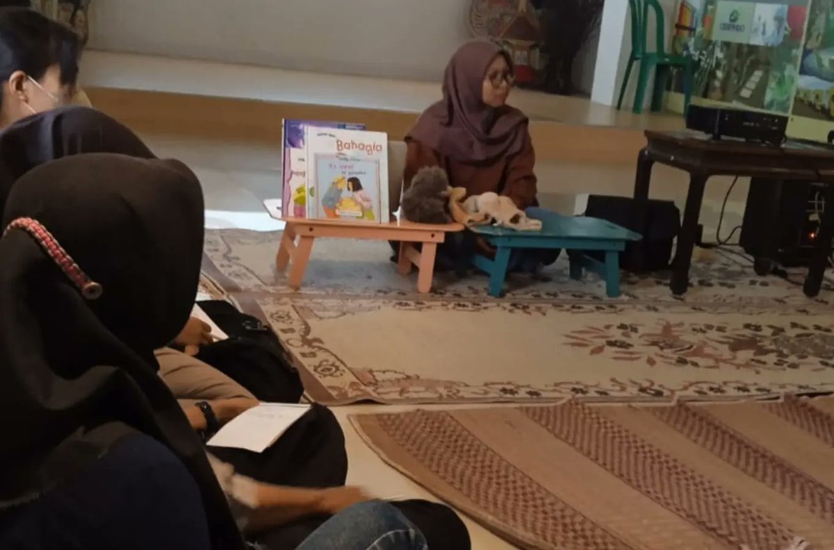 roemahMT's tweet photo. Seru nya Kelas Berbagi 2023 bersama ke 6 pengisi materi kali ini. Kak Hasan dengan Kelas wirestone, Kak Rina berbagi tips bercerita kepada anak-anak, Kak Adit yang konsisten di pelatihan kerajinan, https://t.co/wvEl9uwj36
