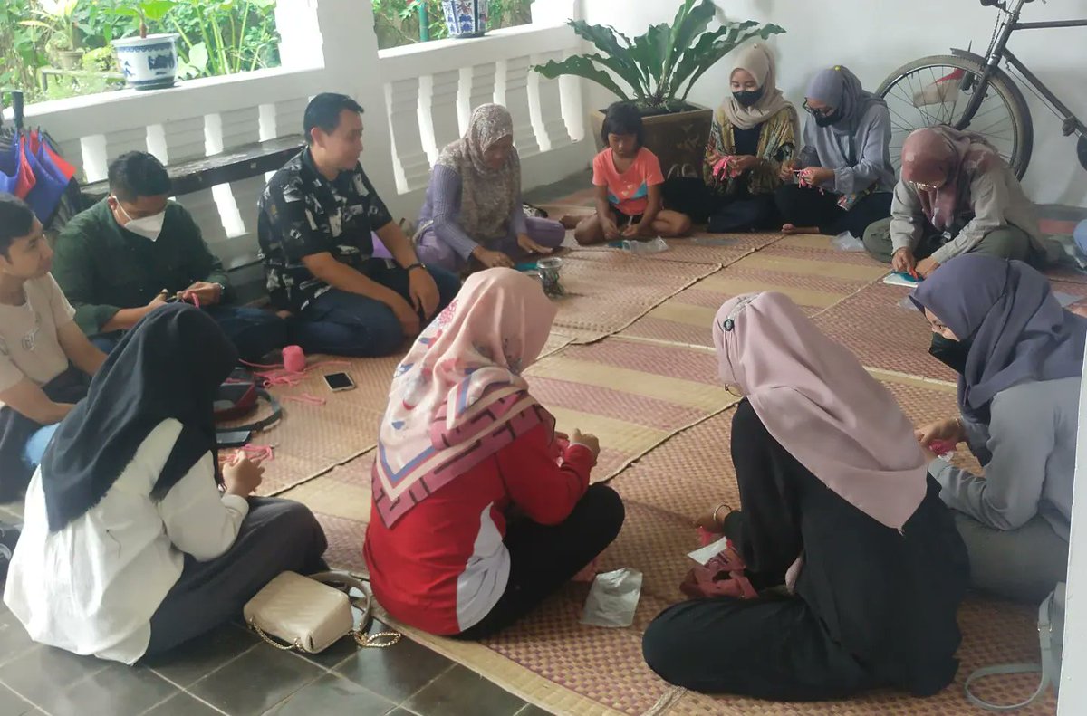 roemahMT's tweet photo. Seru nya Kelas Berbagi 2023 bersama ke 6 pengisi materi kali ini. Kak Hasan dengan Kelas wirestone, Kak Rina berbagi tips bercerita kepada anak-anak, Kak Adit yang konsisten di pelatihan kerajinan, https://t.co/wvEl9uwj36