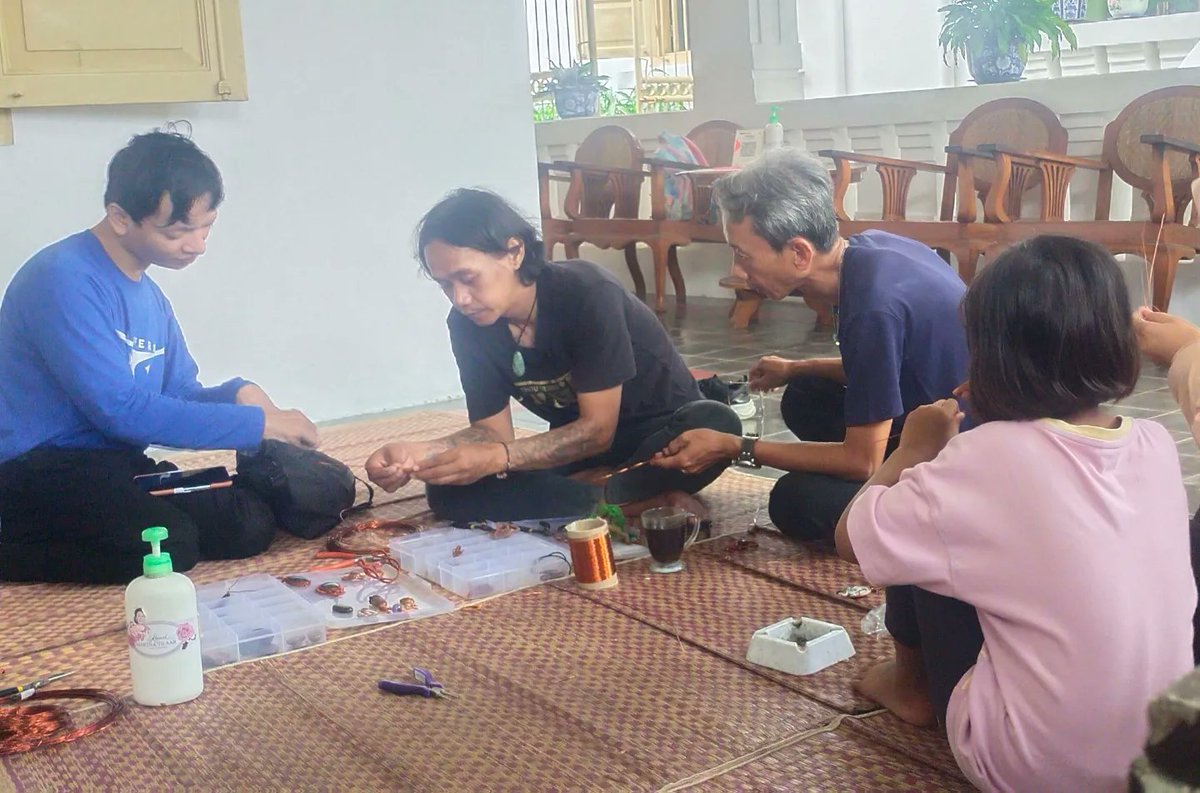 roemahMT's tweet photo. Seru nya Kelas Berbagi 2023 bersama ke 6 pengisi materi kali ini. Kak Hasan dengan Kelas wirestone, Kak Rina berbagi tips bercerita kepada anak-anak, Kak Adit yang konsisten di pelatihan kerajinan, https://t.co/wvEl9uwj36