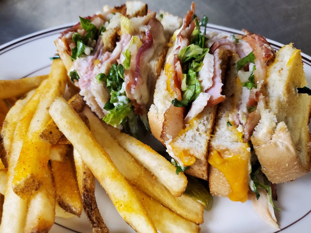 📸 The #ClubHouse.
Turkey, ham, bacon, lettuce, tomato, melted cheese... were totally drooling. Are you?

#CrookedPintMPLS
#lunch #dinner #dinein #delivery