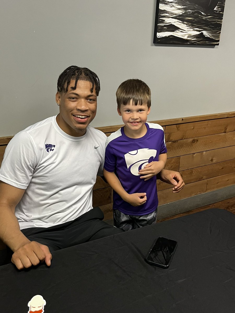 k_pizzle16's tweet photo. My child NEVER smiles for pictures. Just needed to be in one with @MrNewYorkCityy and @Keyontae to do so 😆🤷‍♀️#futurewildcat #KSU https://t.co/hZurEjhST2