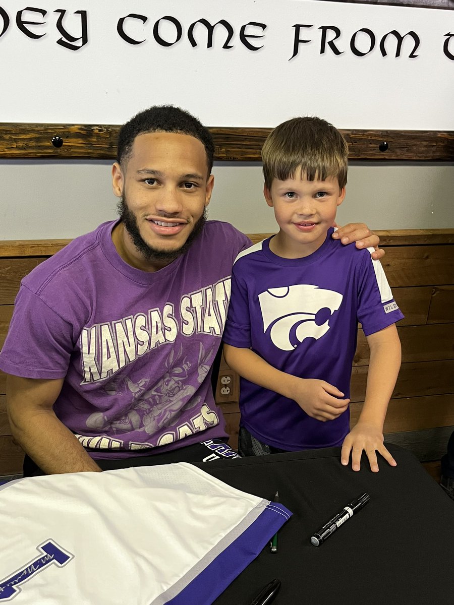 k_pizzle16's tweet photo. My child NEVER smiles for pictures. Just needed to be in one with @MrNewYorkCityy and @Keyontae to do so 😆🤷‍♀️#futurewildcat #KSU https://t.co/hZurEjhST2