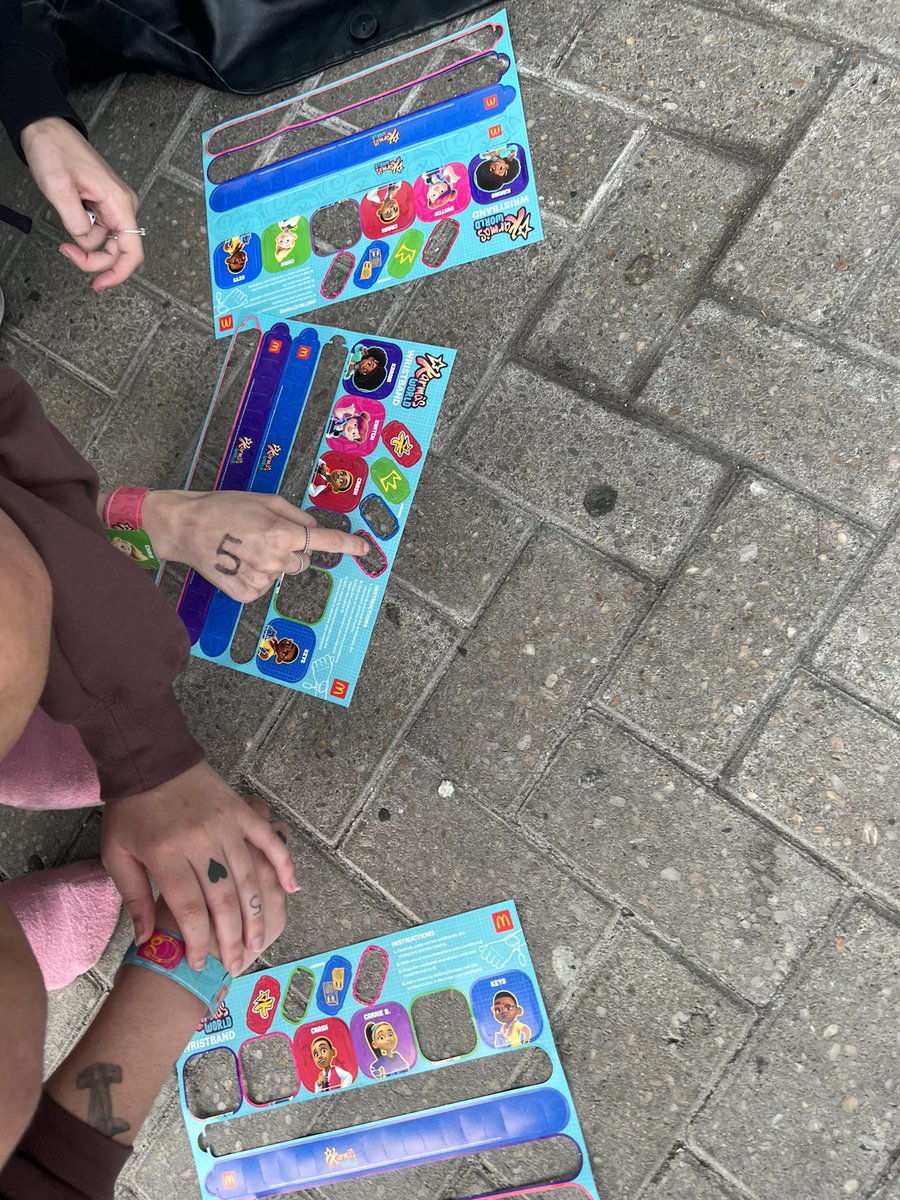 bedfordsleep's tweet photo. Aukland wristbands just dropped guys https://t.co/ZvQSgAENaU