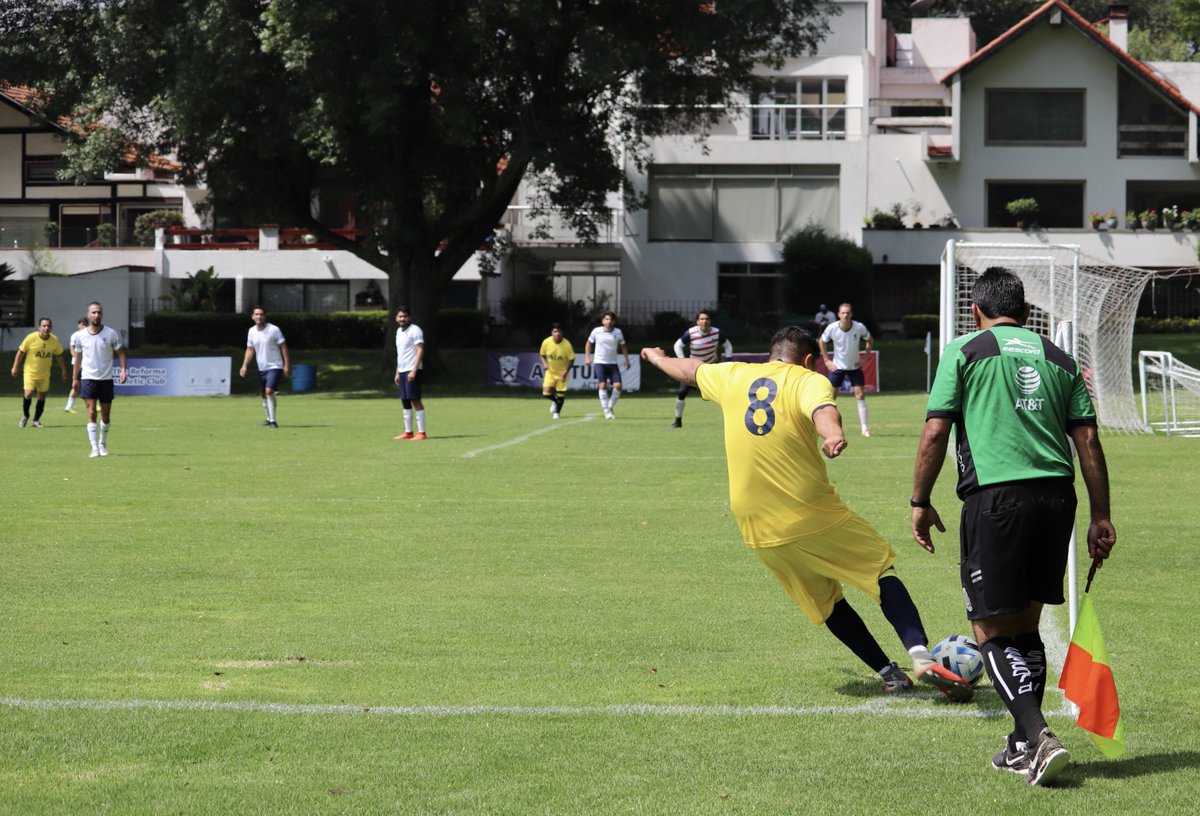 Lifsa2013's tweet photo. ¡La pasión del fútbol en cada jugada! ⚽️🎯

#LIFSA #futbolamateur #EmociónEnElCampo #PasiónPorElDeporte https://t.co/qqgS9tLs51