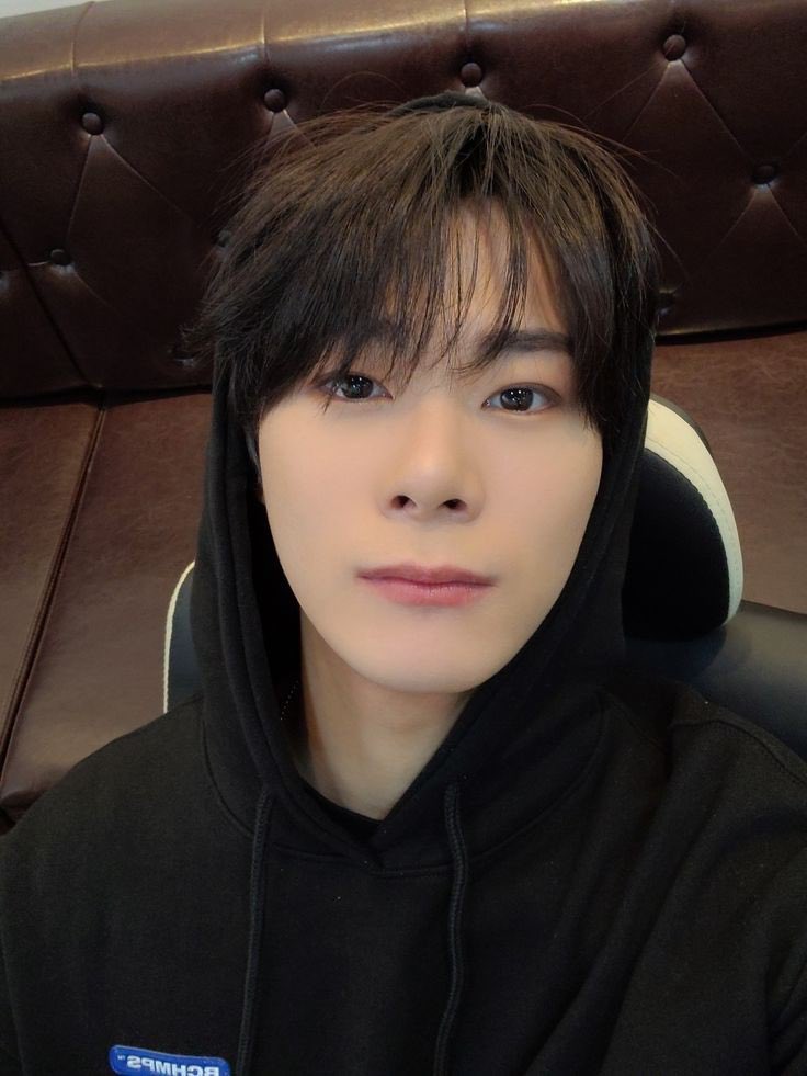 dongminlv's tweet photo. Dios nos vio tan mal que decidió bajar a la luna con la misión de curar pero ahora, le toca a la luna regresar a casa 🕊

#MOONBIN #문��� https://t.co/sojE327hpZ