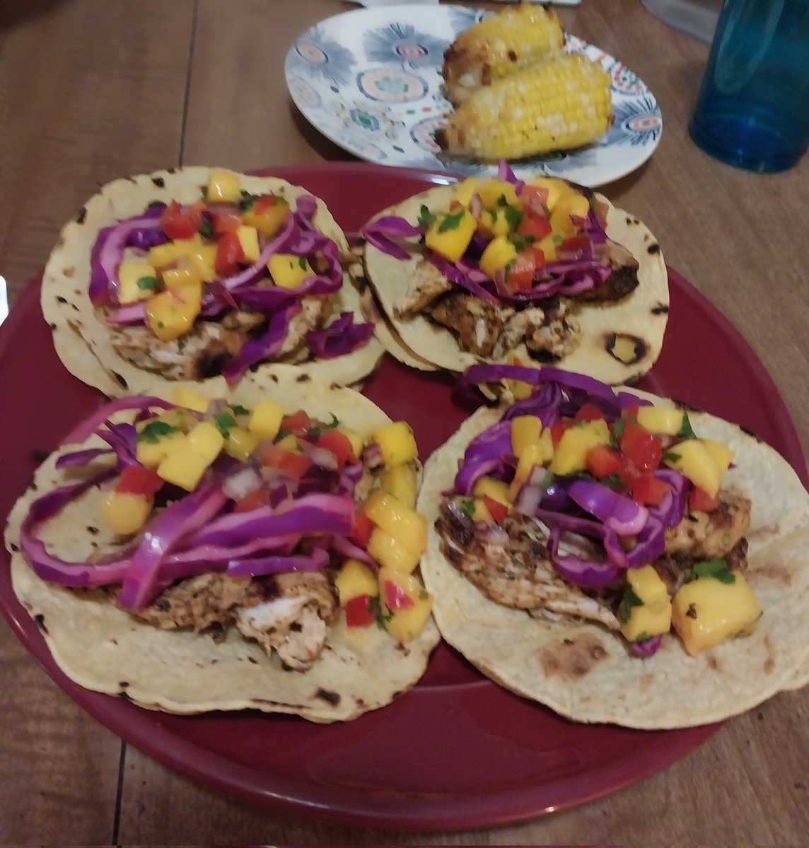 DebbieMiller91's tweet photo. I made chicken tacos with cabbage slaw and mango salsa, my better half grilled corn on the cob. Life is good ☺️☺️ #chickentacos #cabbageslaw #mangosalsa #grilledcorn #springtime #goodtimes #homecooking https://t.co/ZZ6AFF63qV