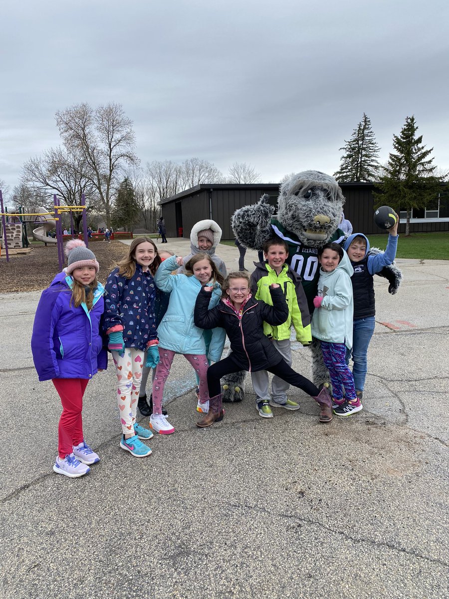 PCSD_FV's tweet photo. Thank you @gbblizzard for coming out today! Big shout out to @trinidad_54 @NotGeeezy_ @M_Irvin8 @ravarius_rivers &amp; Bruiser for a fun afternoon of reading and play! We can’t wait for your game on May 5th! https://t.co/4J6nfcaaBK