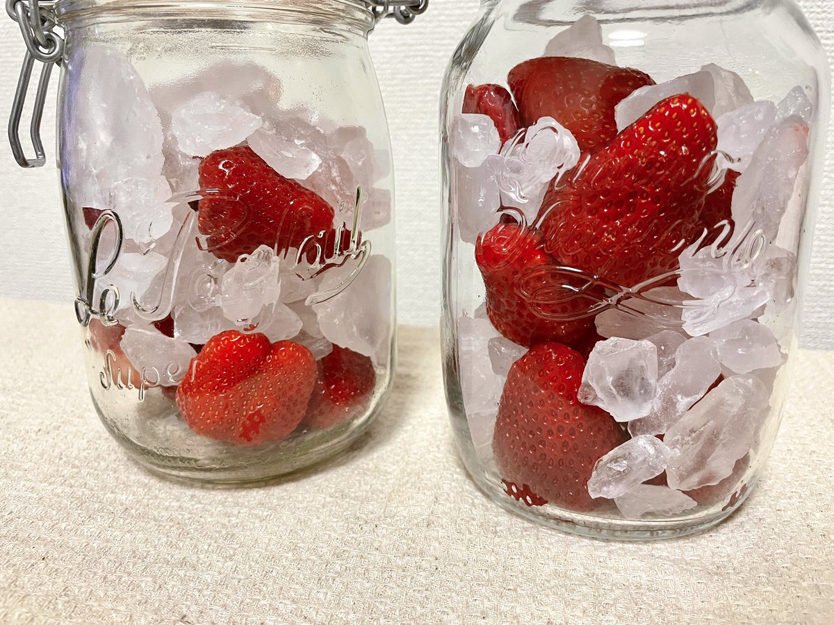 shokopage's tweet photo. いちごが終わっちゃう前に… ！
いちごシロップ作りで春を保存作戦。
楽しいおうち時間。完成を待つ楽しみ。
毎日眺める時間がたまらない~~🍓
春が好き。
#いちごシロップ #春を楽しむ #いちごレシピ https://t.co/eqneSHAlB2