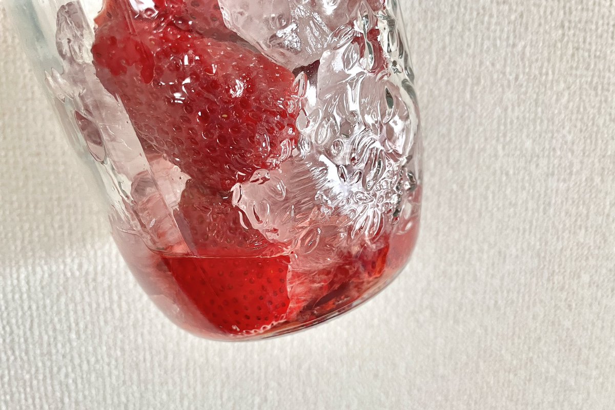 shokopage's tweet photo. いちごが終わっちゃう前に… ！
いちごシロップ作りで春を保存作戦。
楽しいおうち時間。完成を待つ楽しみ。
毎日眺める時間がたまらない~~🍓
春が好き。
#いちごシロップ #春を楽しむ #いちごレシピ https://t.co/eqneSHAlB2