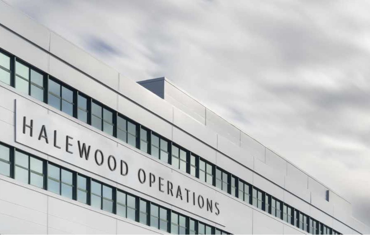 swarfguru's tweet photo. 🚀 JLR announces £15bn investment to lead the modern luxury EV revolution! Halewood plant goes all-electric & pre-orders for electric Range Rover open soon. Embracing a House of Brands strategy for a greener, innovative future.⚡️🌱🚙 

Read more on the @mtdcnc website.

#JLR #ElectricVehicles #Sustainability #HouseOfBrands #ukmfg @jaguarlandrover @Jaguar @LandRover_UK