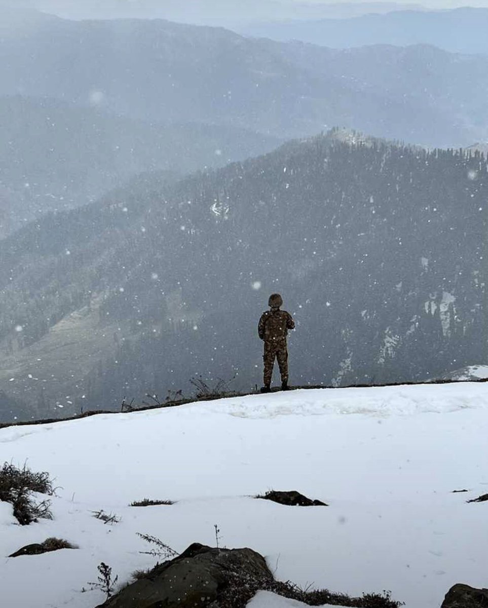AliiAgain's tweet photo. Regardless of whatever they have been taunted or said, they Never complain… they are standing and guarding the frontiers, facing the enemy of 🇵🇰…
#Respect 🫡 
Unsung heroes… https://t.co/tKcAmjHEEJ