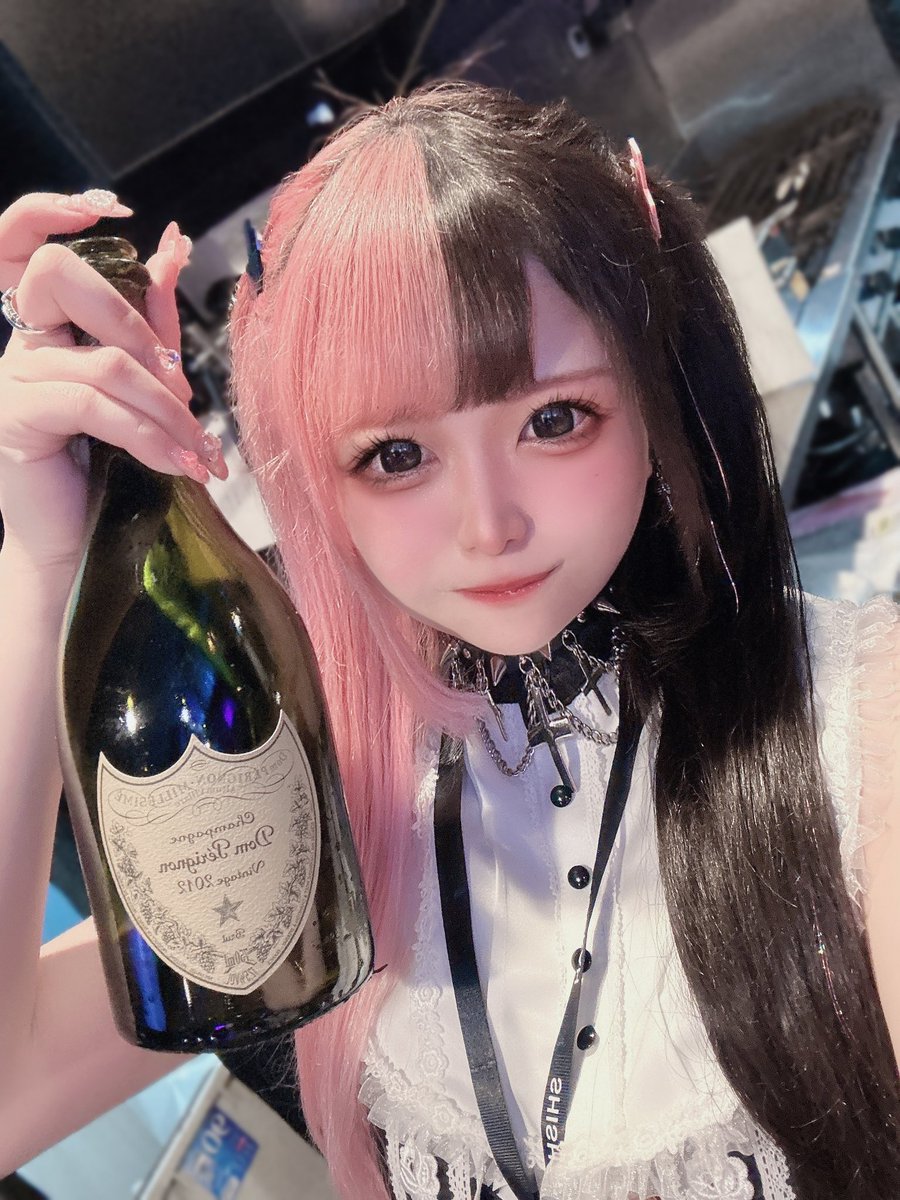 menzai_0v0's tweet photo. ♡04/19 ShandyLove♡

お誕生日の前祝いでドンペリ頂きました😭💕大阪からありがとう💭ほんとにかっこいいよ(՞˶ᵒ̴��̷᷄꒳ᵒ̴̶̷᷅ ˶՞)♡
チェキもキャスドリも遠隔もありがとう🥲‼️みんなに支えられてる🙌🏻
お暇な時間にお家帰ったのにお店に駆けつけてくれたのも嬉しかった🫶🏻💖
お誕生日も待ってるよ🎂 https://t.co/Zh8XHieOY0