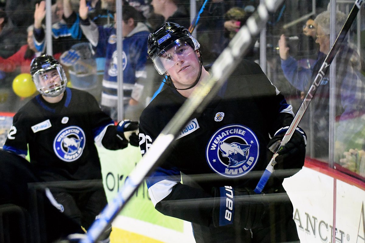 WHLwild_'s tweet photo. #WildFamily, this salute is for you.

79,000 fans in the Wolves Den through the regular season and the playoffs, and immense support from our sponsors and media day in and day out...there's no way we could #RestoreTheRoar without you.

Thank you. https://t.co/2Jn9bT6pQs