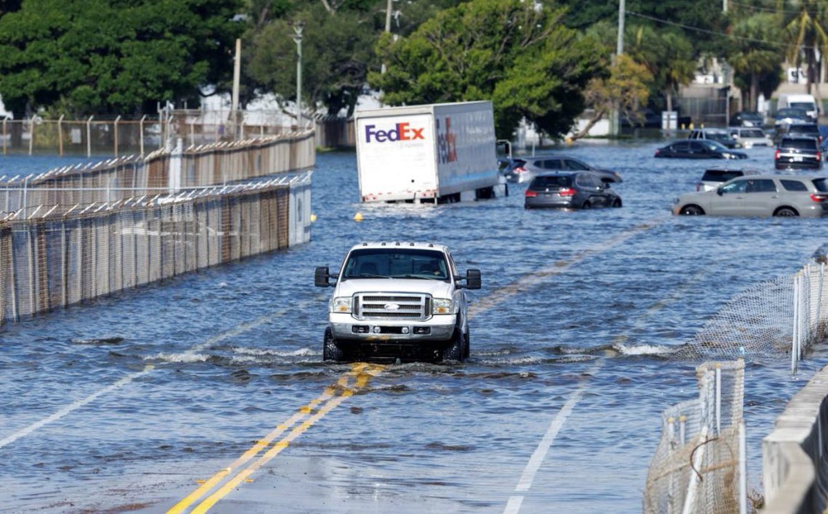 joncoopertweets's tweet photo. 🚨 Massive flooding in the Fort Lauderdale region 

🚨 Massive gas lines in Miami and South Florida

Has anyone seen @RonDeSantisFL? 🤷🏼‍♂️ 

#WhereIsDeSantis https://t.co/cIc5rSJ5He