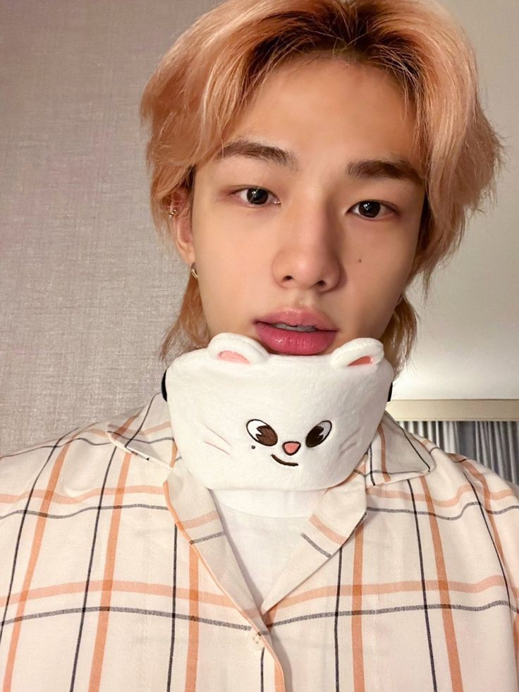 strawbinnnie's tweet photo. 2 años, enserio 2 años y su empresa no ha hecho nada contra los comentarios de acoso. Hyunjin es un gran artista el cual no merece este tipo de comentarios #JypeProtectHyunjin https://t.co/6zqEadziGT