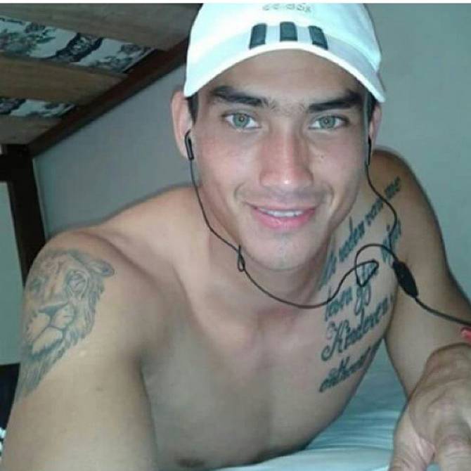 eluniversocom's tweet photo. Amigos de Álex ‘León’ Paredes piden públicamente que se le permita a su madre, quien se encuentra detenida, asistir al funeral ► https://t.co/168kSsH7Uu https://t.co/3yTD3csYYR