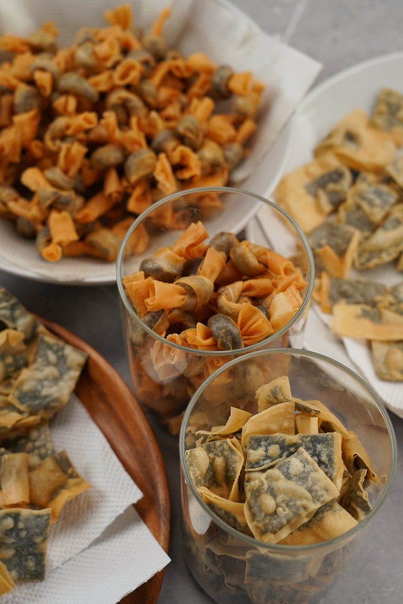 khairulaming's tweet photo. Puasa ke-29 : Popia Simpul &amp; Popia Seaweed. Ni kuih raya last minute yang boleh buat malam raya sebab pakai 2-3 bahan je. Btw ni maybe video masak yang terakhir untuk puasa kali ni. Video penutup akan keluar bergantung kepada announcement malam ni 😆 https://t.co/tDKlPynE4T
