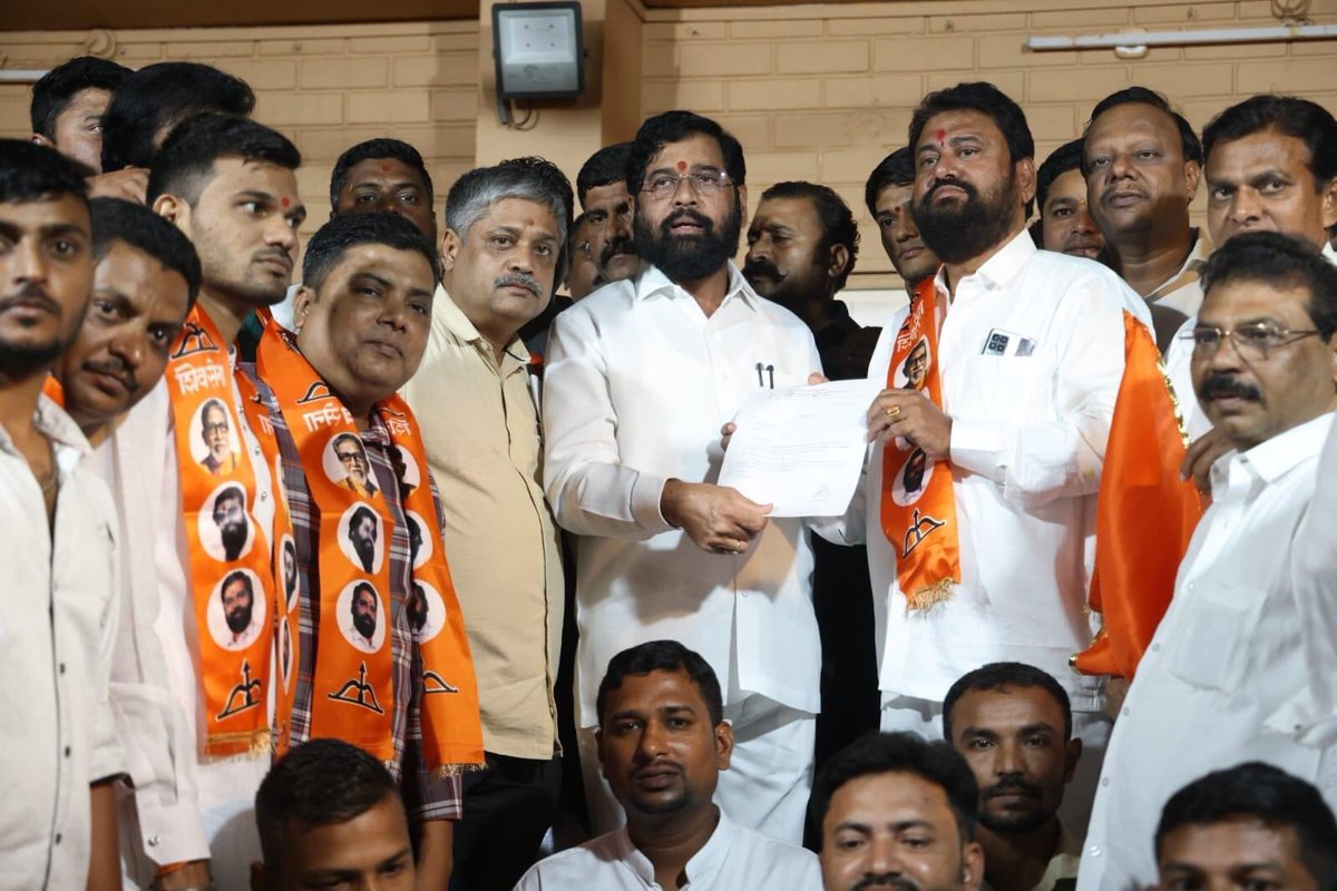 mieknathshinde's tweet photo. उद्धव ठाकरे गटातील #कल्याण शहर उपजिल्हाप्रमुख अरविंद मोरे यांनी काल आपल्या असंख्य कार्यकर्त्यांसह शिवसेनेत जाहीर प्रवेश केला. 

अरविंद मोरे यांचा अनुभव आणि त्यांचे पक्षातील योगदानाचा विचार करून त्यांची शिवसेना कल्याण जिल्हाप्रमुख पदी नियुक्त करण्याचा निर्णय घेण्यात आला असून त्याबाबतचे पत्र त्यांना सुपूर्द करण्यात आले. 

यावेळी उद्धव ठाकरे गटातील उप जिल्हाप्रमुख राजू कपोते, प्राध्यापक जितेंद्र भामरे तसेच विभागप्रमुख, शाखाप्रमुख, युवासेना प्रतिनिधी आणि महिला आघाडी प्रतिनिधींनी देखील शिवसेनेत प्रवेश केला. या सर्वांचे पक्षात स्वागत करून त्यांना भावी सामाजिक आणि राजकीय वाटचालीसाठी शुभेच्छा दिल्या. 

#Shivsena #Thane #Kalyan