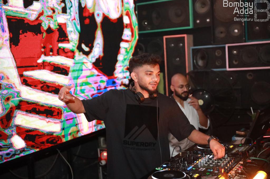 djsahilnrg's tweet photo. Elevating the vibes at Bombay Adda ⚡️
@bombayaddabangalore
#djsahilnrg
#nightout #nightlife #dj #djlife #djsahil #club #luxury #luxurylifestyle #liesure #party #goanightlife #lifestyle #music #partytime #groove #goa #bombayadda #bombayaddabengaluru https://t.co/seXaiRy7XE