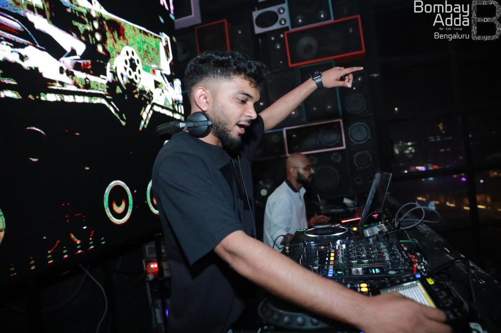 djsahilnrg's tweet photo. Elevating the vibes at Bombay Adda ⚡️
@bombayaddabangalore
#djsahilnrg
#nightout #nightlife #dj #djlife #djsahil #club #luxury #luxurylifestyle #liesure #party #goanightlife #lifestyle #music #partytime #groove #goa #bombayadda #bombayaddabengaluru https://t.co/seXaiRy7XE