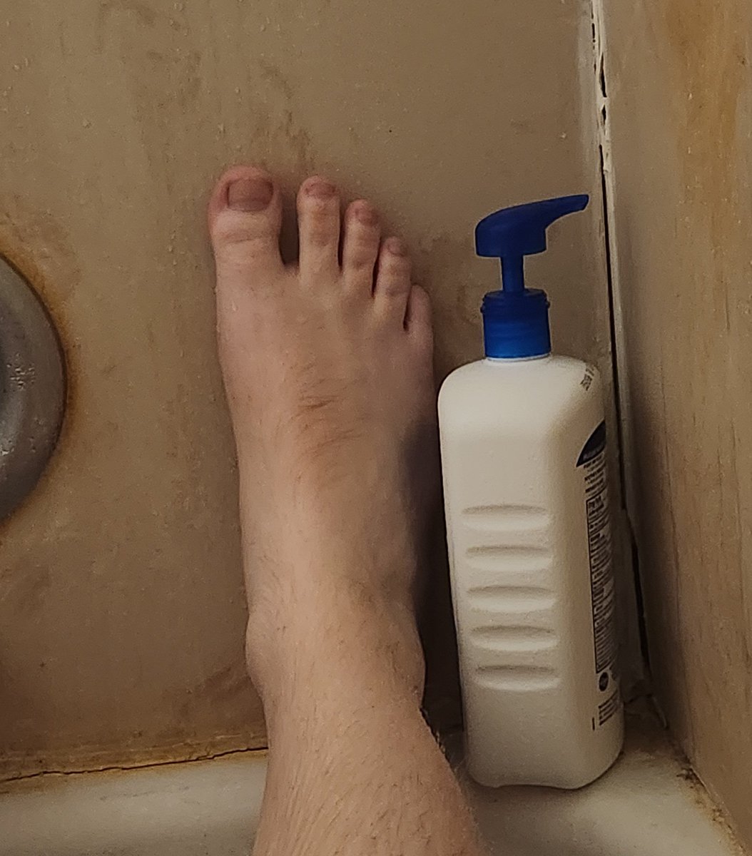 GiantFeet18's tweet photo. Even I forget how big my feet are😳

#feet #giantfeet #size18 #feetpic #bear #gay https://t.co/5LkpnJ9Oxn
