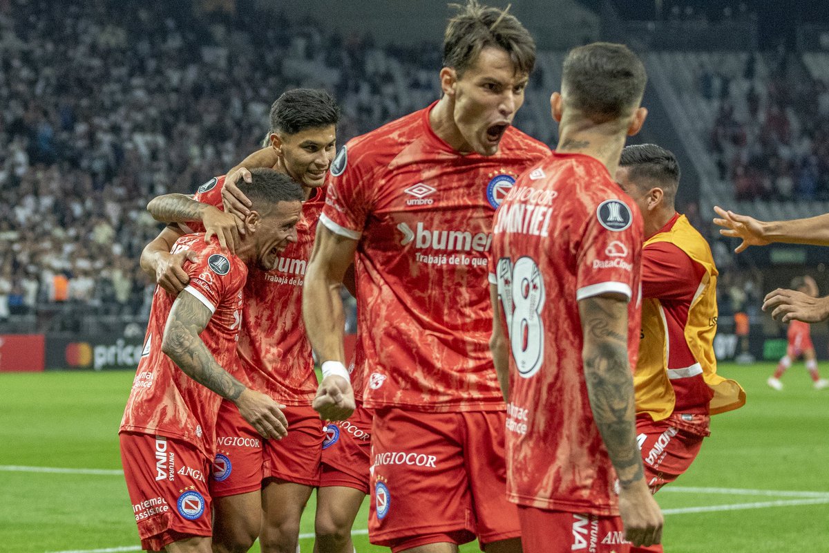 AAAJoficial's tweet photo. #AAAJ 🗣"Hoy se convirtieron en héroes"

ARGENTINOS YO VOY A TU LADO ❤️🔥🏆 https://t.co/zuFRMXpqYb