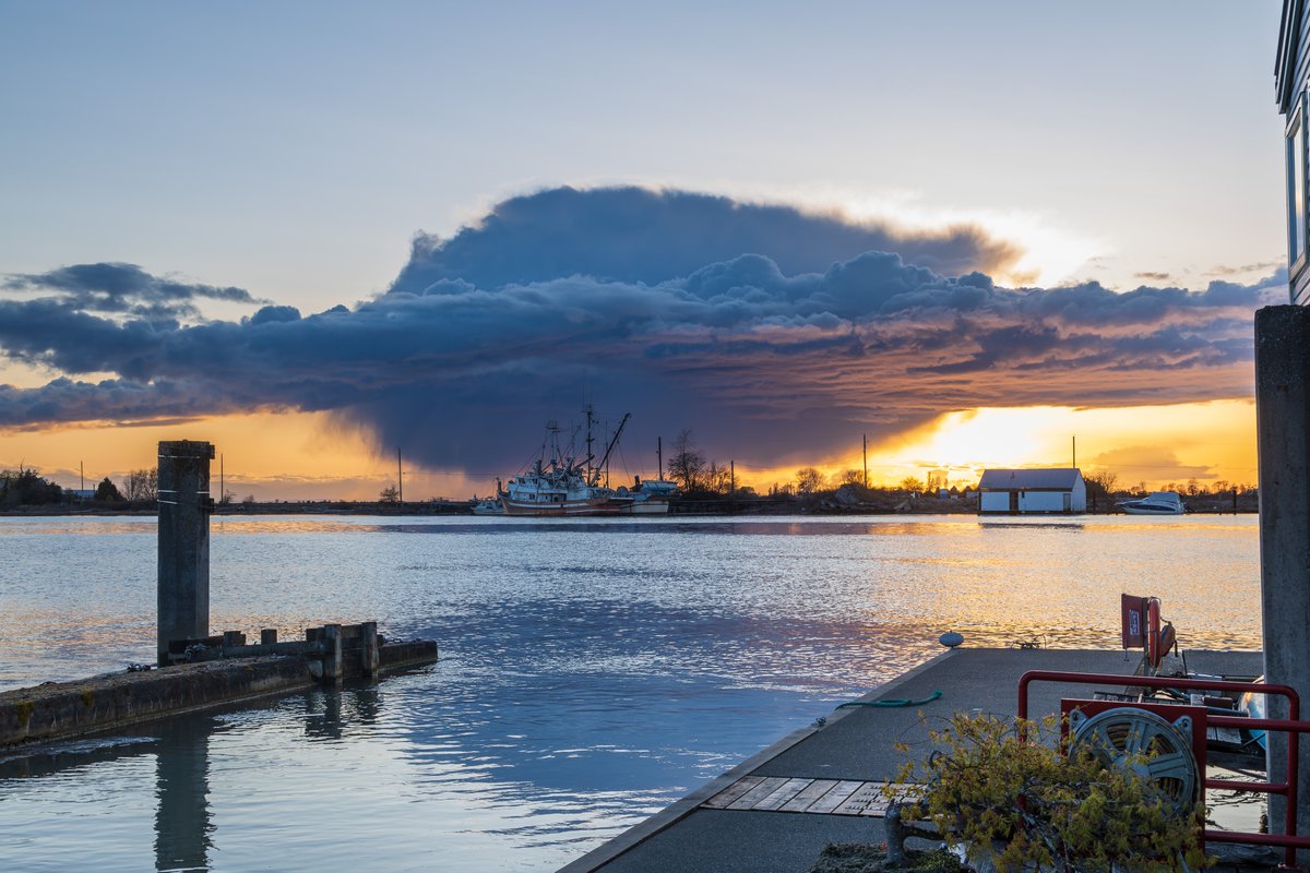 beirrab's tweet photo. @CBCEarlyEdition @CBCAmy  Check out this cloud yesterday evening across the river from our place. Kind of dramatic. Is it a certain type? Or does it have a name? George? https://t.co/VdYS9rVGcR