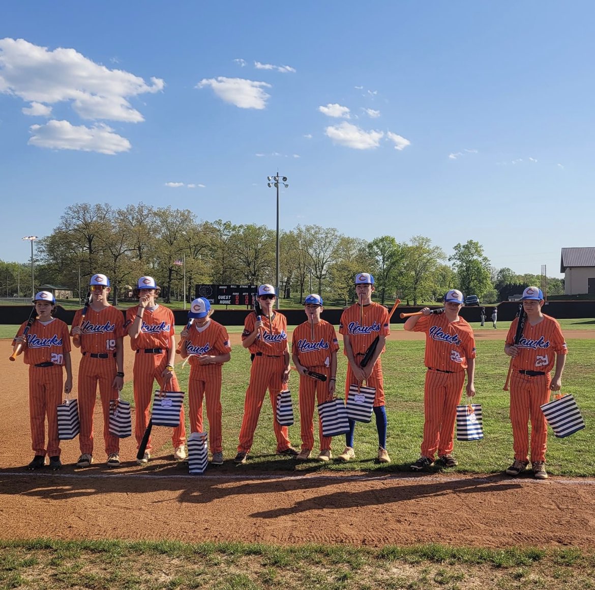 ClintonMiddleBB's tweet photo. Hawks win big over district rival Norris on 8th Grade Night (see photograph)! 

CMS - 5
NMS - 1 

#TogetherWeFly #RiverBoys https://t.co/Y3XciTbWVV