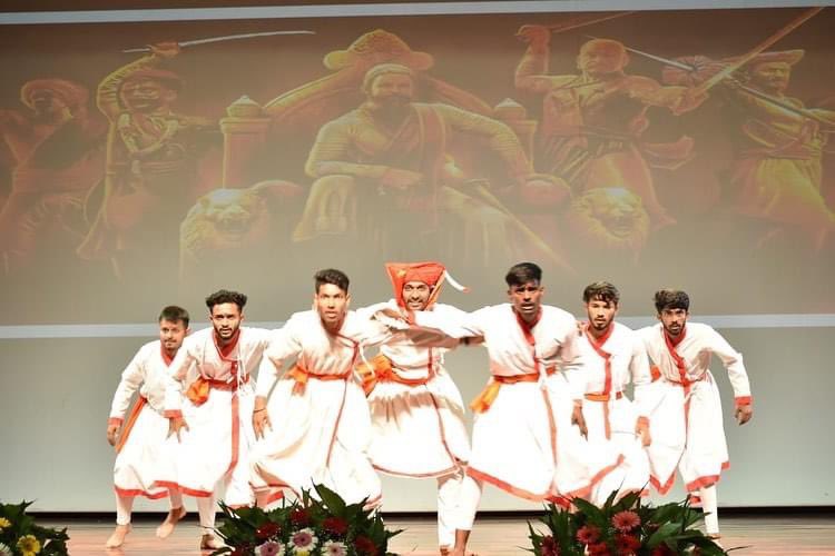 KLE_Pharm_Bgm's tweet photo. Students and staff showcased their talents at EKATRA with amazing dance performances✨

#klesociety1916 
#klesociety #klecop #kletech #pharmacy #dance https://t.co/UdVko6sIAs