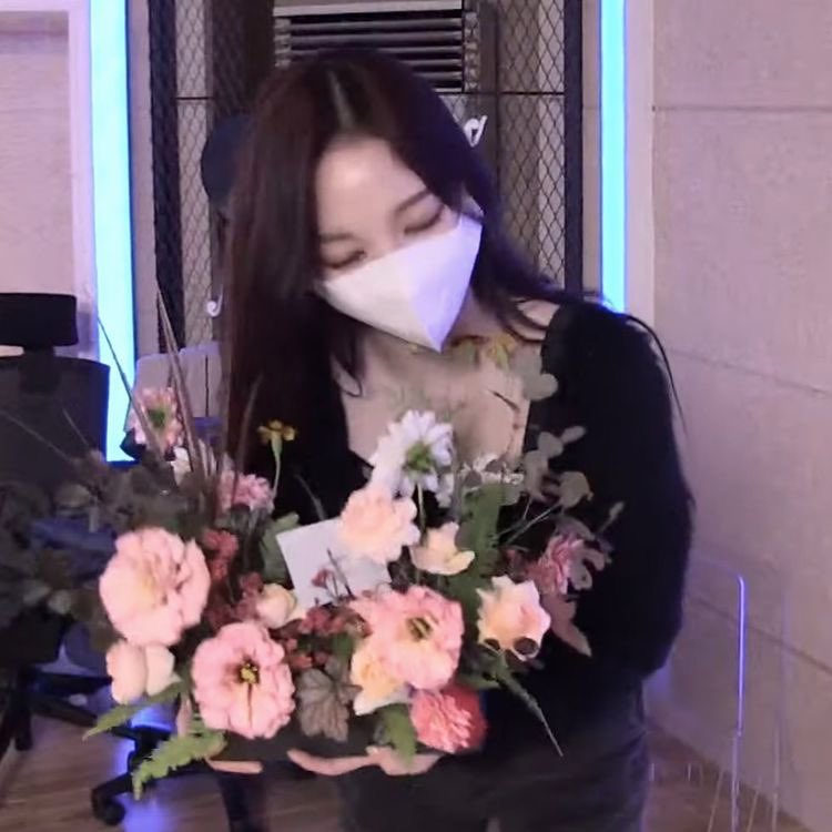 ⠀ᕱᕱ
  ( · . ·)   ꒰ give these freshly picked
ᨳ/ >💐    flowers to a friend ꒱

🌿🌱🌸🌱🌿🌻🌿🌱🌷🌱🌿🌼🌿🌱