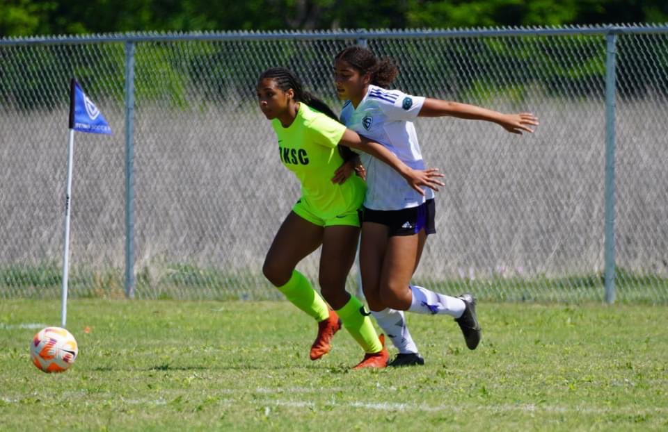 SorayaHayes2026's tweet photo. Shutting down strikers makes my day😁 W 3-1 last weekend 💙💙⚽️⚽️ #SorryNotSorry @NickSoutar @StingSoccerClub @StingECNLRoyal @ECNLgirls @EcnlTexas @TopDrawerSoccer @PrepSoccer @ImYouthSoccer @ImCollegeSoccer @goMVB @ECNLGirls @theECNL @ECNLTexas https://t.co/Qo5nsKOV42